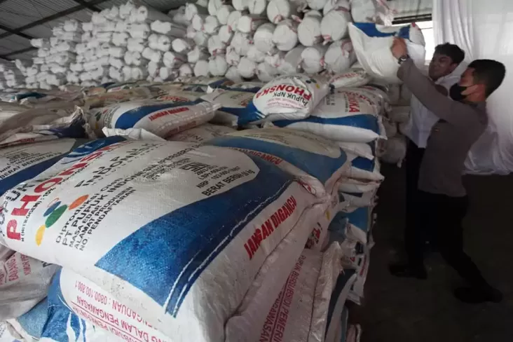 Jangan Coba-coba! Jual Pupuk Subsidi di tempat di Atas HET Terancam 20 Tahun Penjara kemudian Denda Rp1 M