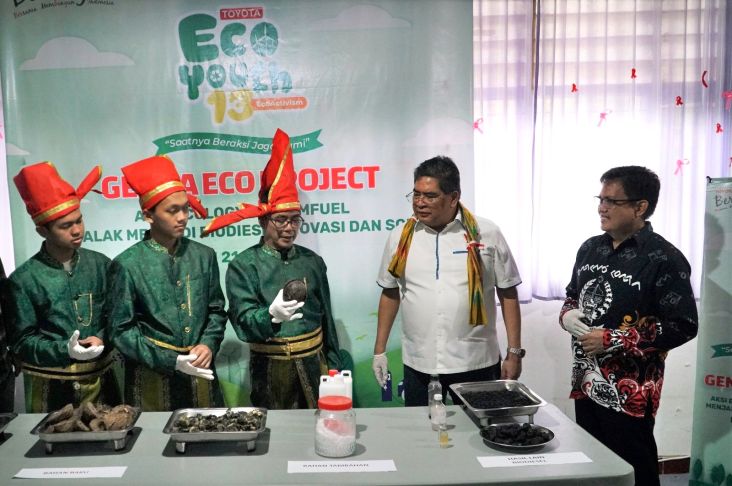 Siswa SMAN 21 Makassar Ubah Limbah Buah Bintaro Menjadi Biofuel pada Kompetisi Toyota Eco Youth