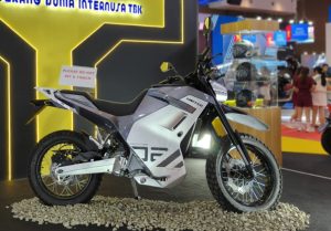 Bisa Dipakai Trabas, United Luncurkan Motor Listrik Dual-Purpose di area IIMS 2025