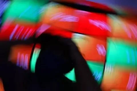 IHSG Ambruk Lagi, Ditutup Turun Nyaris 2% ke Level 6.742