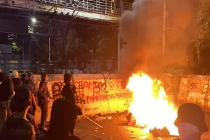 Unjuk Rasa Indonesia Gelap Memanas, Massa Aksi Bakar Barrier Plastik dan juga Lempari Petugas