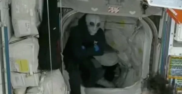 Alien Terlihat di tempat di ISS pada waktu Astronot yang mana Terdampar Berupaya Kembali ke Bumi