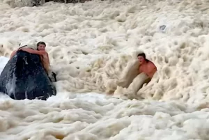 Buih Misterius Bermunculan di area Laut Australia