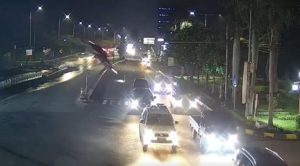 Aksi Fast and Furious dalam Gresik? Detik-detik BMW Seri 7 Melayang dari Tol Maut yang Belum Rampung!