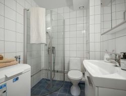 7 Warna Cat Terbaik untuk Kamar Mandi Tanpa Jendela