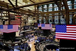 Wall Street: Dow Jones Rekor, Saham Amazon Tekan Nasdaq