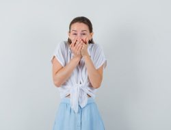 Psikologi: 7 Ciri Kepribadian Orang yang Mudah Malu