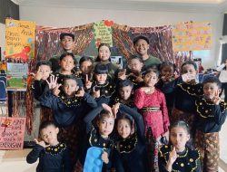 Atap Bocor Tak Halangi Frido Mengajar Anak Marjinal di Surabaya