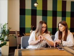 Kenali 8 Tanda Orang Terlalu Pandai Menyembunyikan Rasa Iri Kepadamu