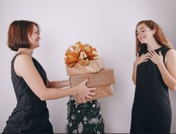 7 Karakter Orang yang Selalu Menghapus Label Harga Saat Memberi Hadiah, Menurut Psikologi