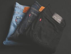 4 Tips Pakai Sepatu Formal dengan Jeans, Santai Tapi Rapi!