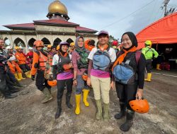 Kisah Mahasiswi Unpad Tinggalkan Kuliah Jadi Relawan Banjir Agam