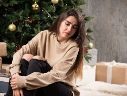 Psikologi: 7 Tanda Orang Merasa Kesepian Saat Natal vs Momen Lainnya
