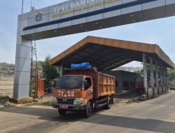 Sopir truk sampah terjebak antrean Bantargebang selama belasan jam