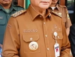 Air Mata Anik Mengiringi Bupati Pati Sudewo yang Dibawa KPK