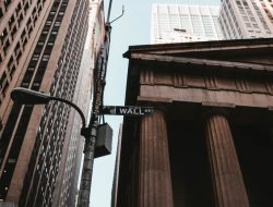 Wall Street Akhiri Pekan dengan Kekacauan, Saham Intel Turun Bebas