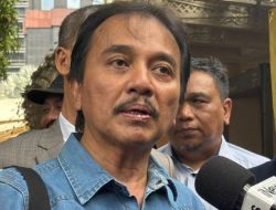 Tawa Sinis Roy Suryo Usai Temui Jokowi di Solo