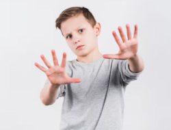 5 cara ajarkan anak laki-laki mengelola emosi secara sehat