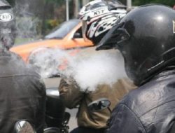 Warga Gugat UU LLAJ ke MK, Ini Dampaknya pada Pengendara yang Merokok