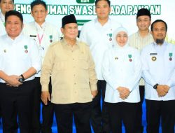 Prabowo Beri Penghargaan Khofifah Satyalancana Wira Karya atas Dedikasi Swasembada Pangan
