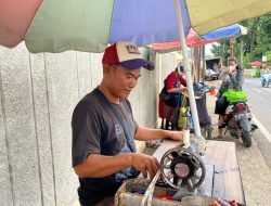Di Lenteng Agung, Penjahit Keliling Terus Berjuang Meski Penghasilan Tak Pasti