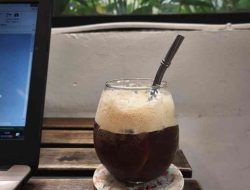 Menyelesaikan Deadline di Kafe Buku Favorit