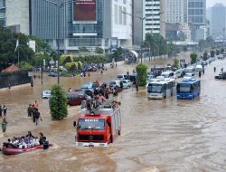 Banjir 1,7 Meter Penuhi Terowongan Prupuk Utara Tegal, Warga Bantu dengan Kayu Bambu