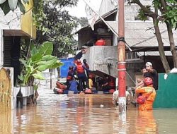 30 Kepala Keluarga Terdampak Banjir di Pejaten Timur, 4 Lansia Dievakuasi