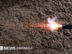 Pistol Meleset, Plafon Teras Jadi Korban