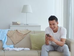 Orang yang Sering Mengunjungi Media Sosial Tapi Jarang Berkomentar: 9 Karakteristik Psikologis