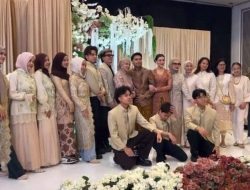 7 Foto Keluarga Aaliyah dan Thariq di Acara Tedak Siten Arash