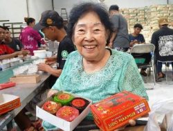 Terus Bersemangat, Mindayani Wirjono Jalankan Usaha Kue Keranjang Sejak 1980-an