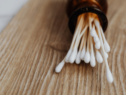 Benarkah Cotton Bud Berbahaya untuk Bersihkan Telinga? Ini Penjelasannya!