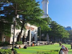 Kemeriahan Ramadan di Masjid Agung Bandung, Bazar UMKM hingga Pembersihan Menara