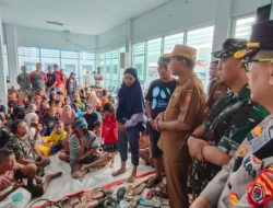 Polisi Pasang Garis Polisi Usai Kebakaran Avanza di Jalan Sudirman Ambon