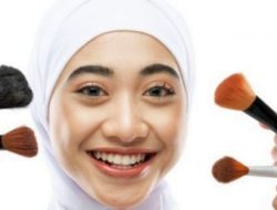 Bolehkah Makeup Dibawa Saat Salat? Ini Jawabannya