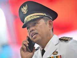 Teguran Pedas Dedi Mulyadi pada Pramusaji Saat Bagi-bagi Santunan di Gedung Pakuan