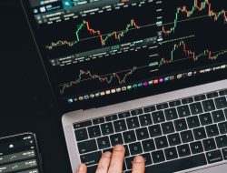 Asing Lepas Rp 1,5 T Jelang Libur, IHSG Tekan Saham BBCA, BMRI, BBRI