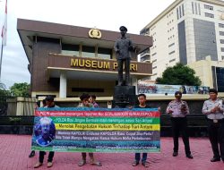 Polisi Kenakan Kopiah dan Sorban Amankan Aksi Mahasiswa di Mabes Polri
