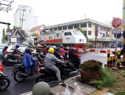 Rel Kereta Ditutup Warga, KAI Peringatkan Bahaya dan Sanksi
