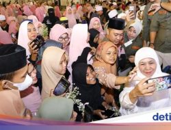 Rumah Gubenur Khofifah Dipadati Warga Rayakan Lebaran