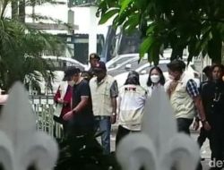 Rumah Dinas Bupati Pekalongan Disamper KPK, Ini Penampakan Bak Showroom Mobil Mewah