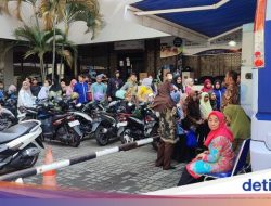 Warga Semarang Antre Empat Jam Tukar Uang Baru Online