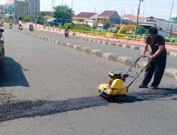 Keluhan warga soal jalan berlubang di Biduri Kotabaru Kalsel mengancam pengendara