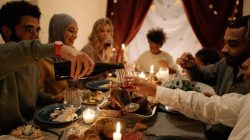 15 makna mimpi makan bersama, tanda baik atau tidak?