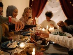 15 makna mimpi makan bersama, tanda baik atau tidak?