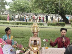 Dari kemben ke cawat, gaya berpakaian orang Jawa kuno