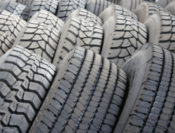 Rahasia Alur Ban Mobil: Mengapa Ada Garis di Tapak Ban?