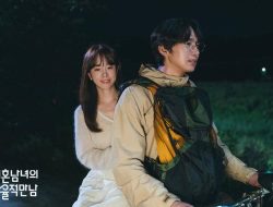 Empat pasangan yang berselancar di akhir The Practical Guide to Love