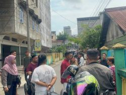 Bukan Ular atau Buaya, Damkar Jambi Bantu Ambil Kunci Motor Terjepit Di Saluran Kali